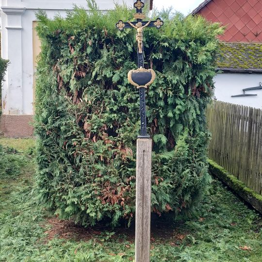 Kříž u kaple ve Zhůři