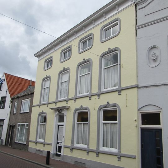 Fors, onderkelderd, L-vormig pand met bepleisterde lijstgevel