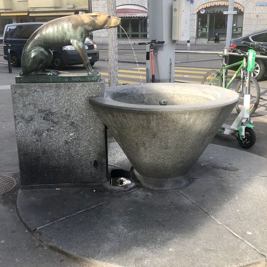 Brunnen mit wasserspeiender Dogge