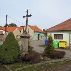 Kříž v Maršovicích na křižovatce