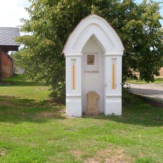 Kaplička v Seničce na okraji obce