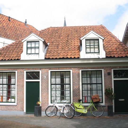 Verdiepingloos pand onder dwars schilddak met nr. 2