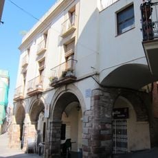 Cases porxades de la Plaça de les Fonts