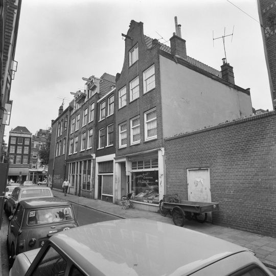 Pand, wegens de zandstenen afdekkingen van de klokvormige top