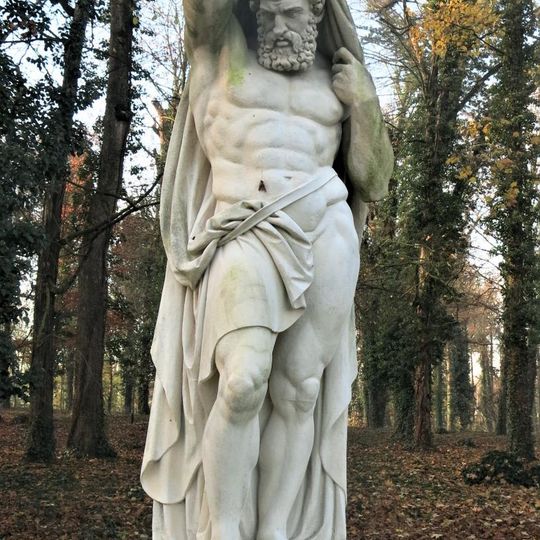 Socha Atlanta 1 v zámeckém parku v Měšicích