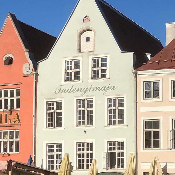 Raekoja plats 16