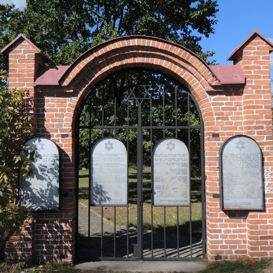 Ogrodzenie z bramami