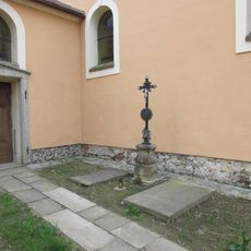 Kříž vedle kostela Všech svatých ve Staré Říši