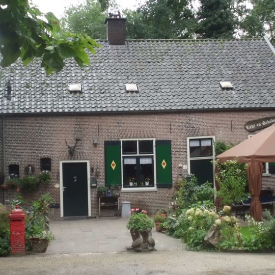 De Schaffelaar: tuinmanswoning met houten schuur