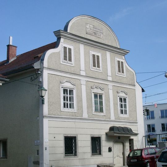 Ehem. Ebelsberger Gemeindehaus mit Kruzifix