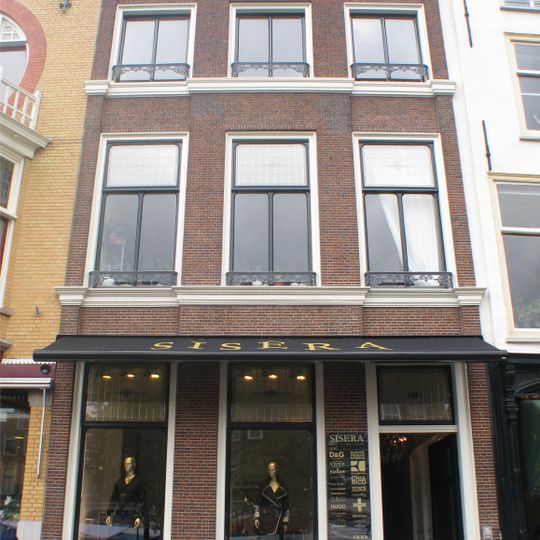 Pand met lijstgevel, iets naar voren springende middenpartij, twee houten lijsten