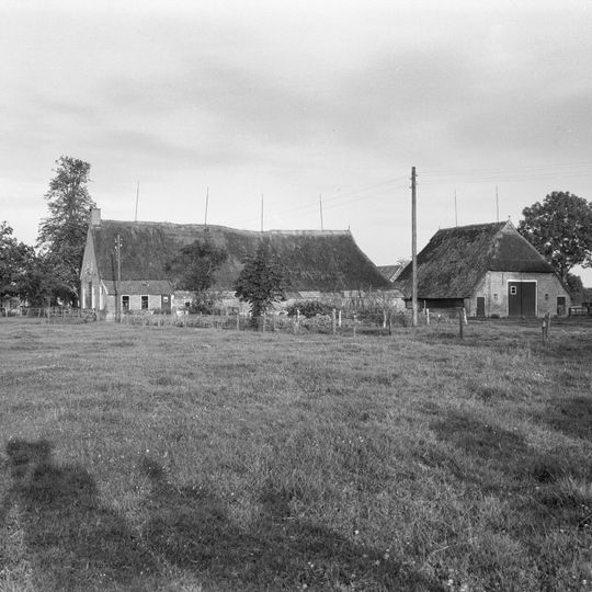 Boerderij met woondeel met rechte gevel, achterbaander en dwars aangebouwde schuur