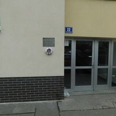 Pamětní deska Emílie Zdražilové na domě Nad Kajetánkou 82/22 na Břevnově