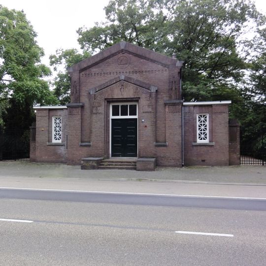 Begraafplaatsaula en hekken