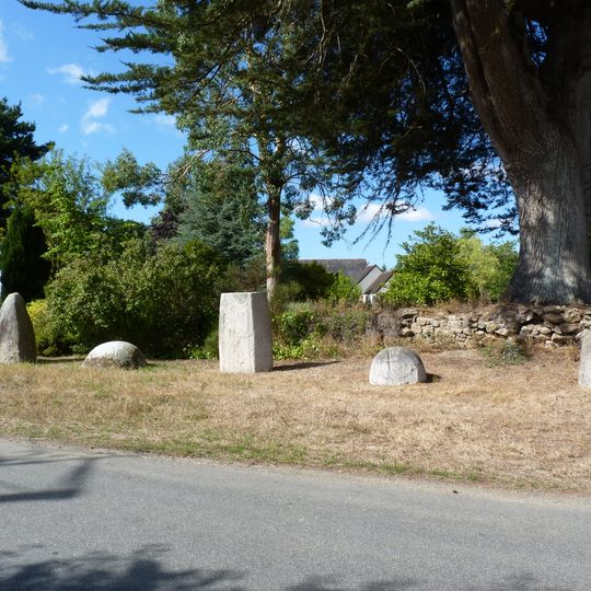 Groupe de cinq stèles gauloises à Saint-Agathon