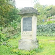 Podstavec ulomeného kříže v ulici Pod Vartou v osadě Vítov