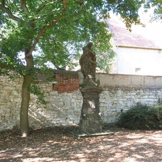 Socha svaté Anny v zámeckém parku v Ploskovicích