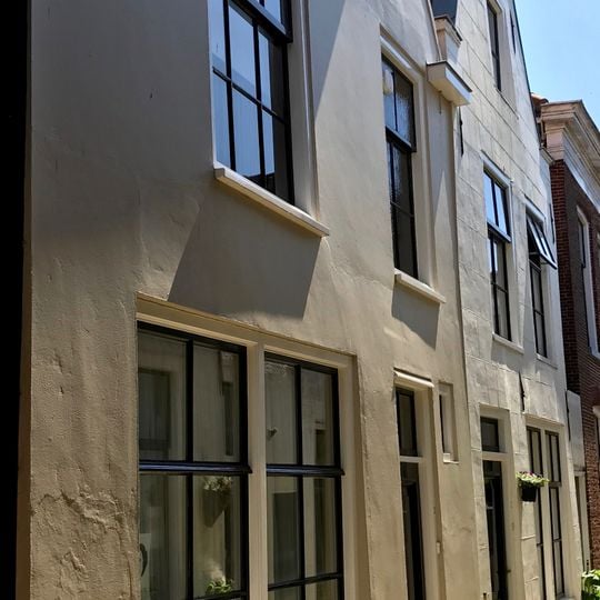 Pand onder zadeldak tegen puntgevel met hijsbalk