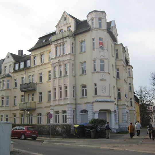 Mietshaus in halboffener Bebauung in Ecklage, mit Vorgarten zur Richard-Wagner-Straße Neefestraße 89