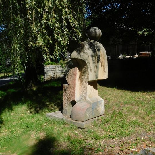 Socha před areálem Akademie u Lipnice nad Sázavou