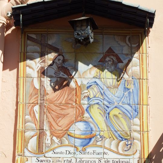 Retablo cerámico de la Trinidad