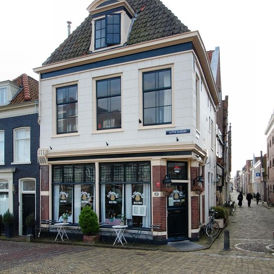 Hoekpand met in blokken gepleisterde lijstgevel