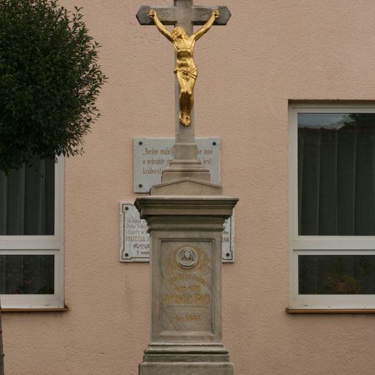 Kříž u školy