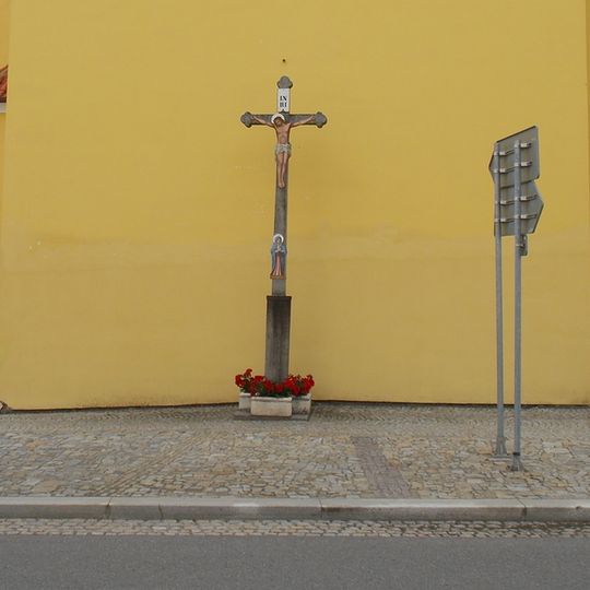 Kříž u kostela ve Vlachově Březí