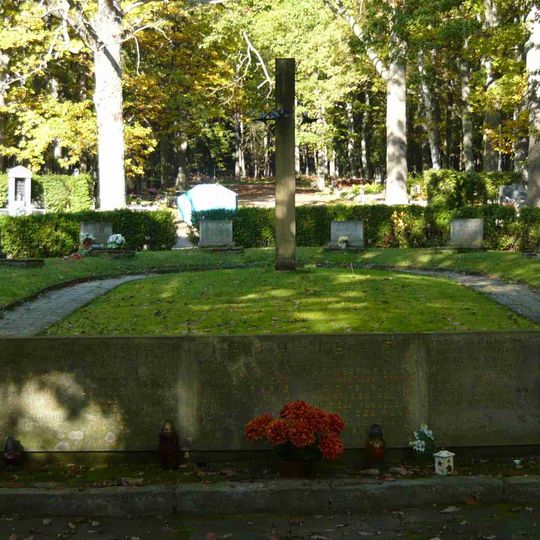 Hrob - hroby rudoarmějců a čestná podkova - hroby obětí fašismu