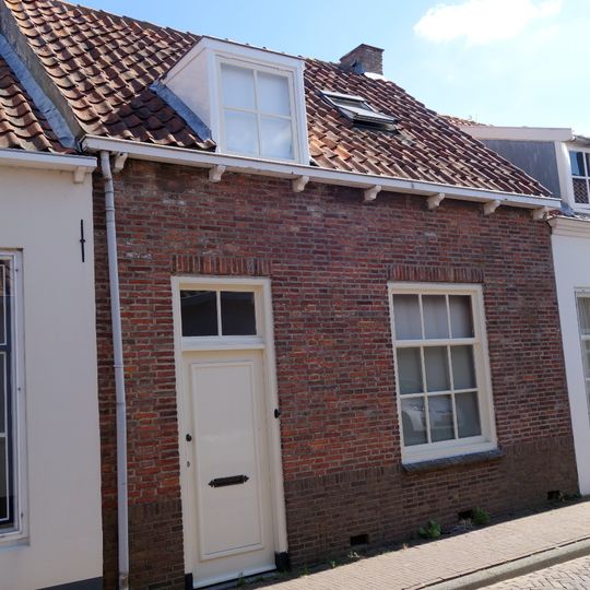 Pandje met vernieuwde langsgevel aan de straat