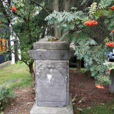 Podstavec ulomeného kříže v zahradě domu 39 v Rybništi