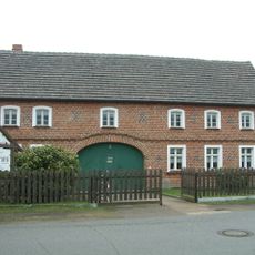Bauernhof mit Wohnhaus (mit Durchfahrt) und zwei Seitengebäuden (ein Bestandteil des Hofes auch die Scheune Nr. 31a, siehe dort) Dorfaue 31