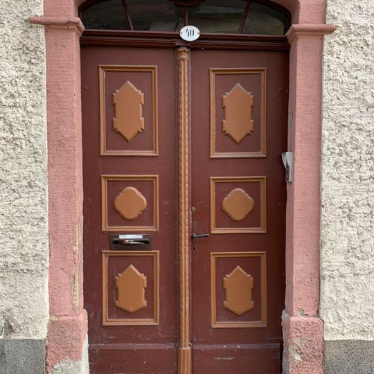 Haustür und Türportal eines Wohnhauses Dresdner Straße 40