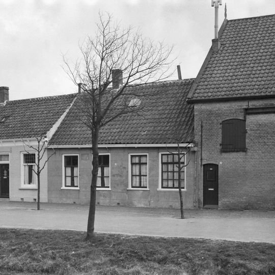 Huis met zadeldak en langsgevel aan de straat