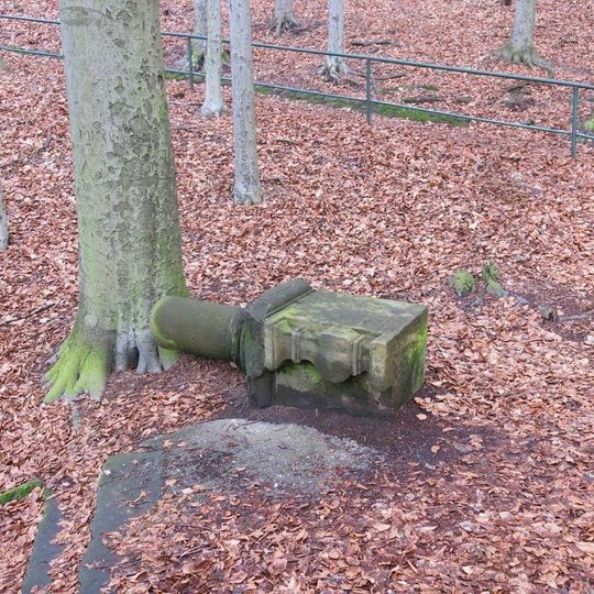 Povalený sloup na Loretánské vyhlídce pod Stoličnou horou v Děčíně