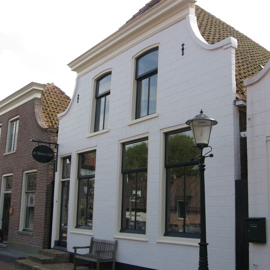 Pand met afgeknotte ingezwenkte gevel