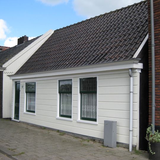 Houten dijkhuis, dwars geplaatst