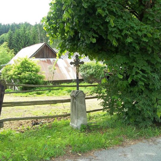 Kříž jižně od Pivoně u ohrady s koňmi