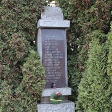 Pomník padlým v první světové válce u křižovatky ve středu Velkých Všelis