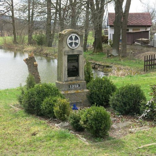 Pomník padlým na návsi v Pořešíně