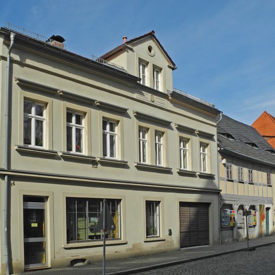 Schlichtes vorstädtisches Wohnhaus in halboffener Bebauung Hertigswalder Straße 16