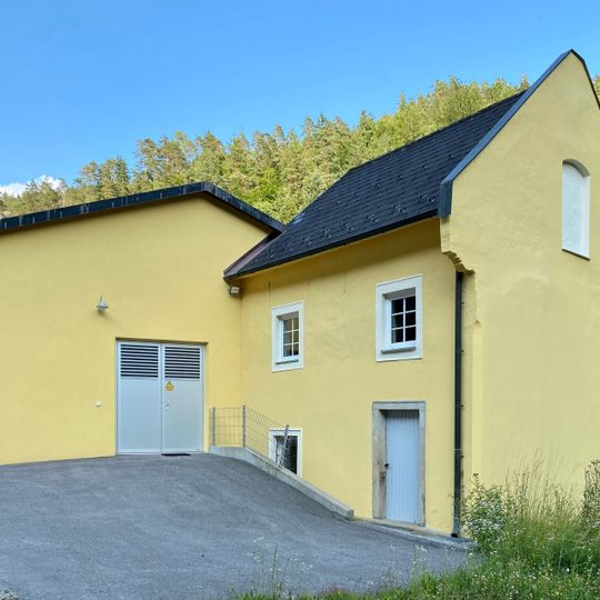 Hauptgebäude der ehemaligen Hammerschmiede Riedlhammer, nunmehr Teil des Wasserkraftwerks