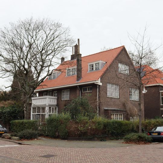 Villa met tuinhek aan de Nieuwe Kerkstraat 8