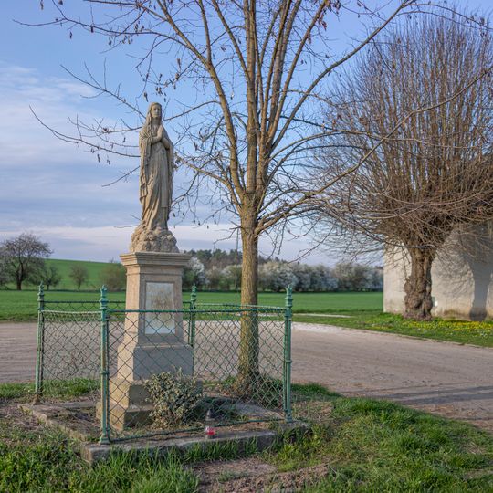 Socha Panny Marie u hřbitova v Libošovicích