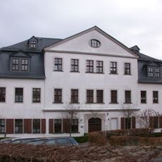 Ehemalige Kaserne (heute Wohnhaus in offener Bebauung), mit Einfriedungsmauer Kirchplatz 9
