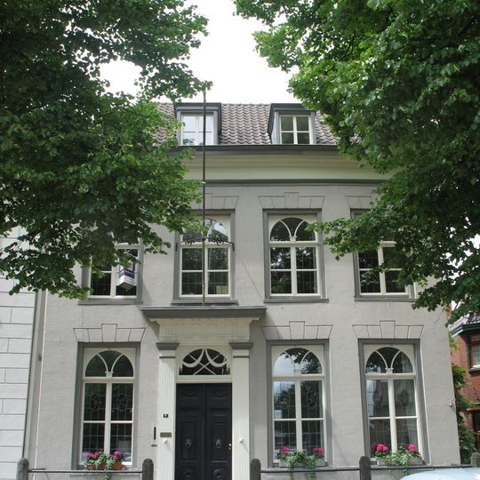 Herenhuis onder schilddak en met gepleisterde lijstgevel