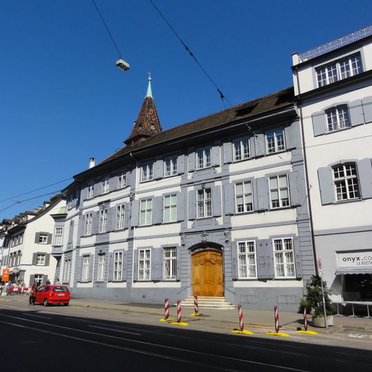 Seidenhof mit Standbild Rudolf von Habsburg