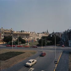 Pand in neo-renaissance trant met symmetrische gevel, waarin een middenrisaliet, waarboven een dakkapel met rolwerkversiering. Banden, geblokte vensterstrekken. Balkon met voluutconsoles
