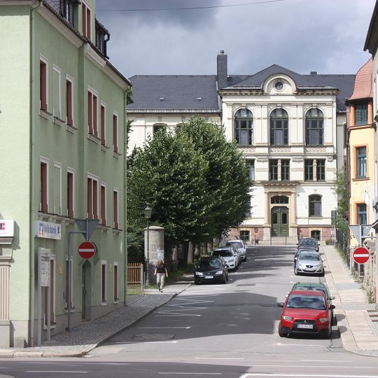 Schule mit Turnhalle und seitlicher Toreinfahrt und Einfriedung Schillerstraße 26