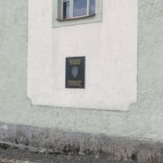 Pamětní deska Adalberta Hahna na kapli svatého Kříže v Horní Blatné